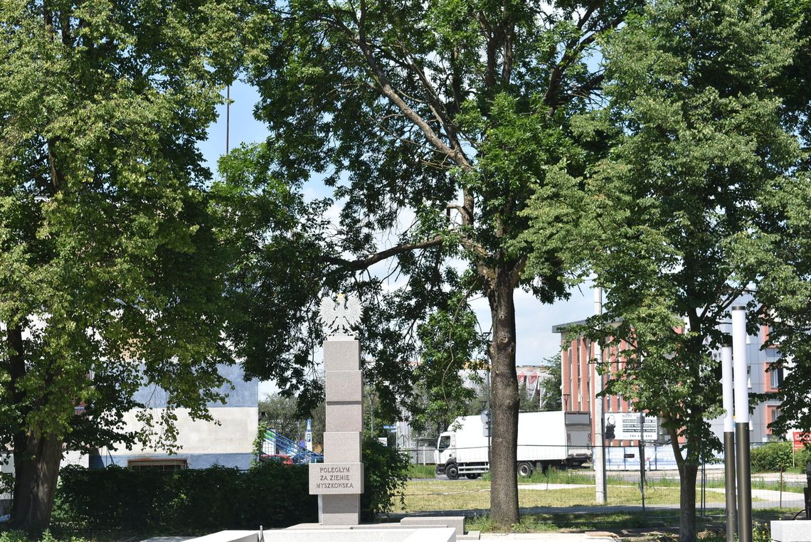 MYSZKÓW. NOWY POMNIK POLEGŁYM ZA ZIEMIĘ MYSZKOWSKĄ JUŻ STOI NA SKWERZE NAPRZECIWKO URZĘDU MIASTA. PORÓWNAJCIE GO ZE STARYM. ZDJĘCIA