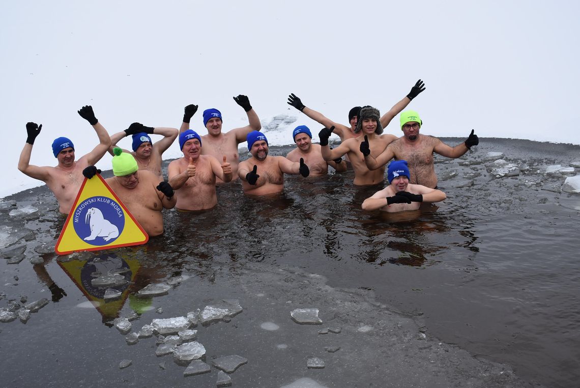 MYSZKÓW. OSTATNIE W 2025 ROKU MORSOWANIE MYSZKOWSKICH MORSÓW. W PRZERĘBLU. ZDJĘCIA