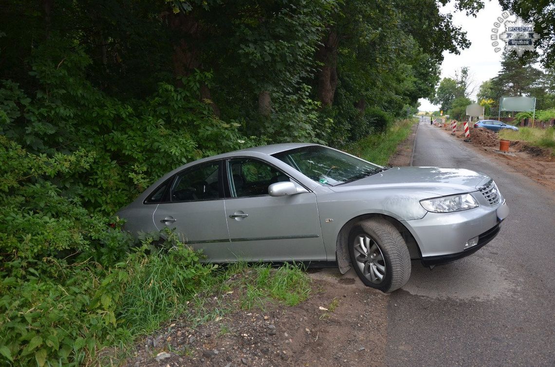 MYSZKÓW.  PIJANY 22-LETNI KIEROWCA HYUNDAIA, ZASNĄŁ ZA KIEROWNICĄ. POLICJANCI ZNALEŹLI GO W PRZYDROŻNYM ROWIE. ZDJĘCIE