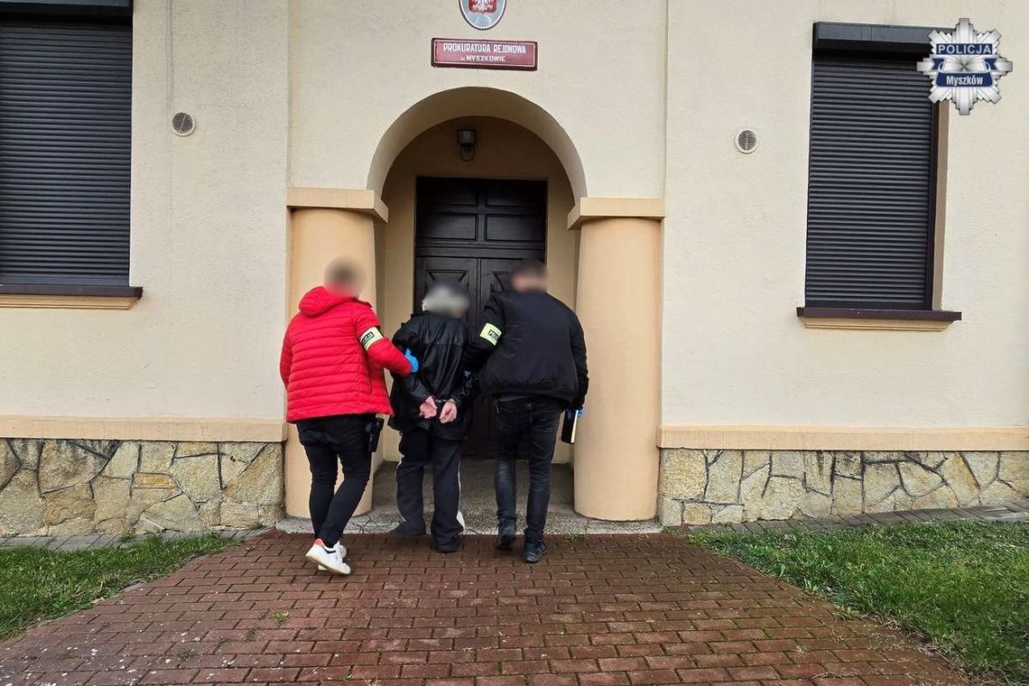 MYSZKÓW. PIJANY KIEROWCA CHCIAŁ DAĆ ŁAPÓWKĘ POLICJANTOM. JEGO  AUTO MIAŁO FAŁSZYWE TABLICE REJESTYRACYJNE