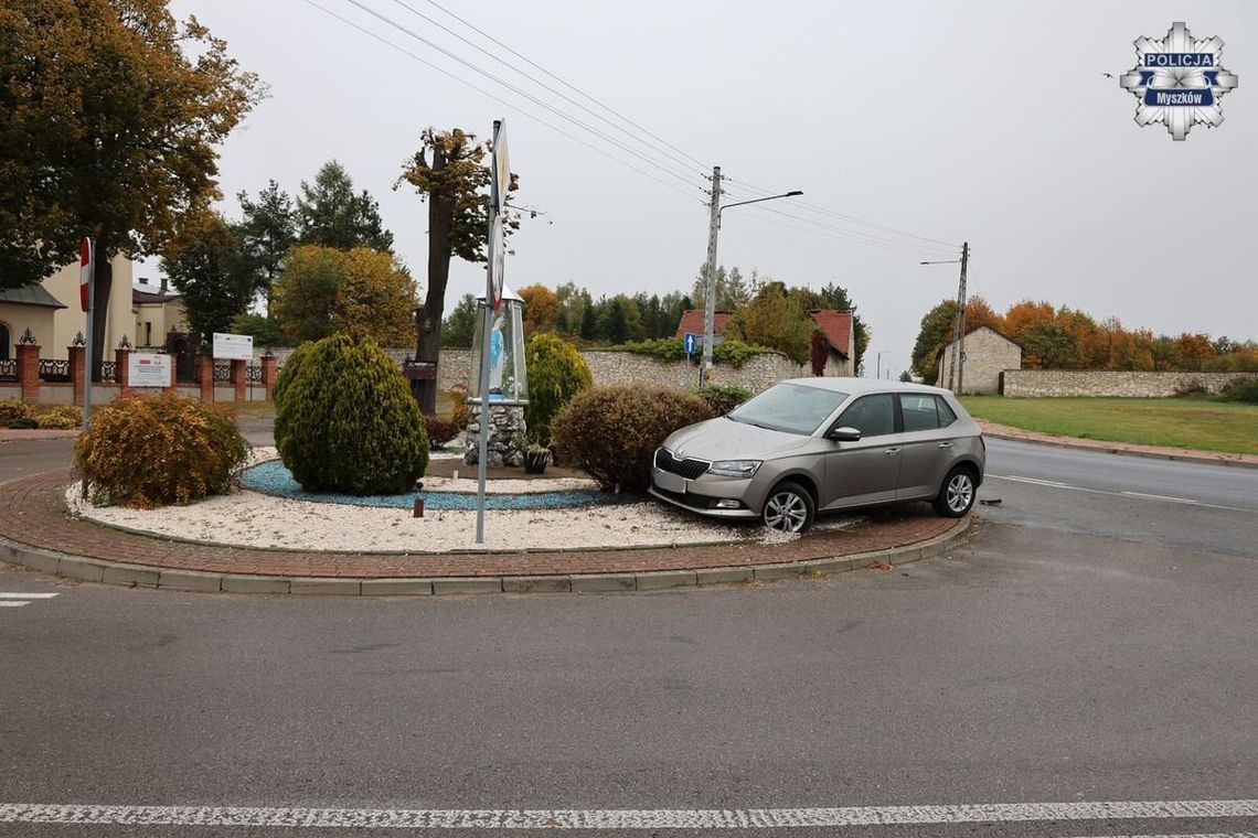 MYSZKÓW. PIJANY REKORDZISTA ZA KEROWNICĄ - 4 PROMILE ALKOHOLU. ZOSTAWIŁ AUTO NA WYSEPCE RONDA, A POTEM NIE UMIAŁ WYJŚĆ Z ROWU