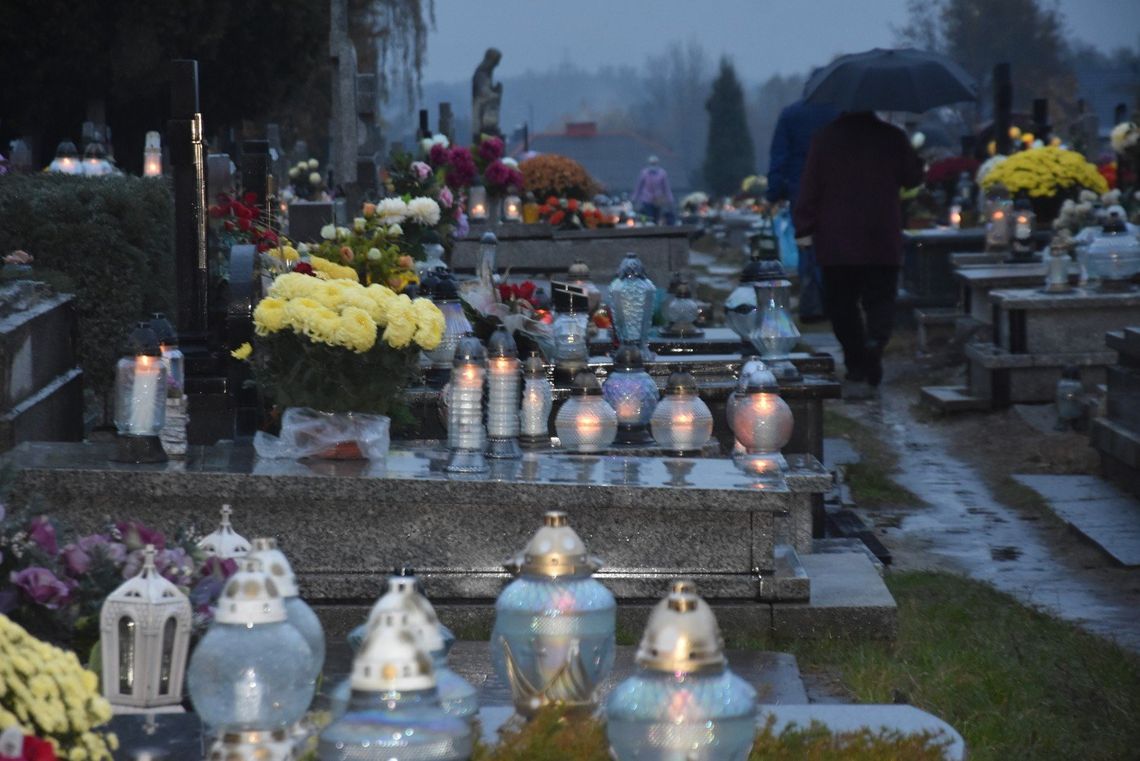 MYSZKÓW. POLICJA OSTRZEGA I RADZI: NIE DAJ SIĘ OKRAŚĆ WE WSZYSTKICH ŚWIĘTYCH NA CMENTARZU