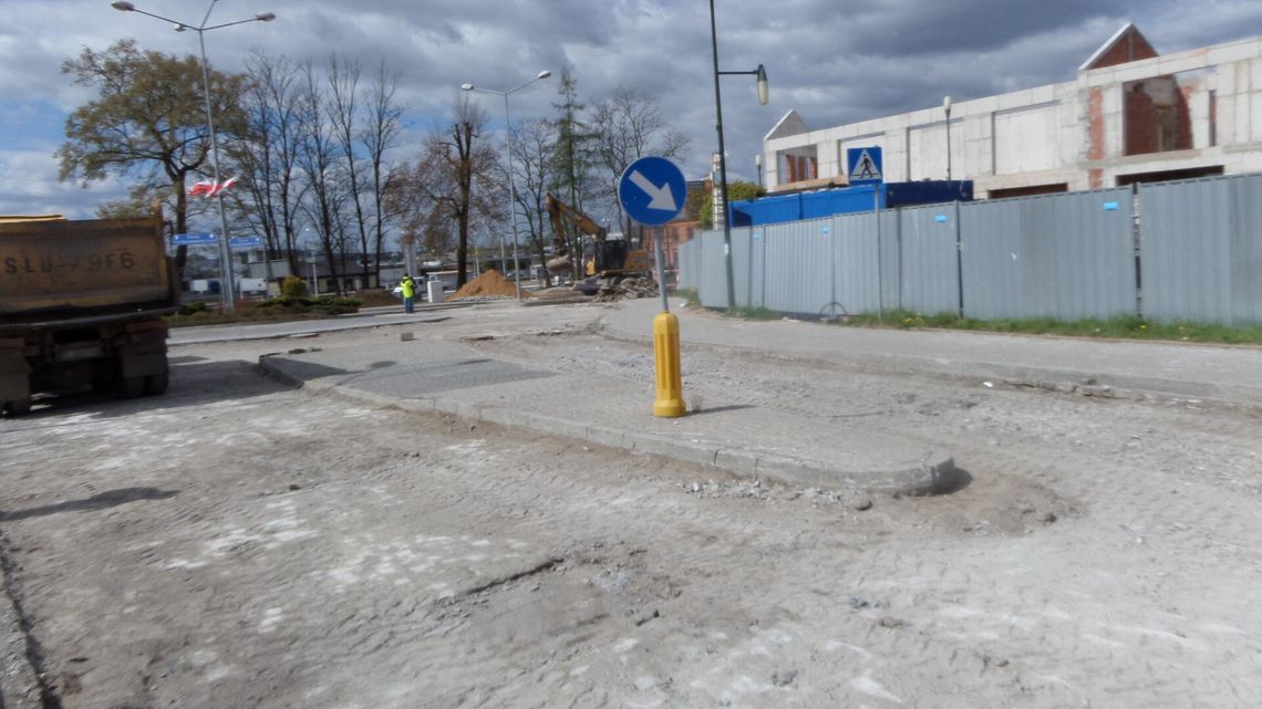 MYSZKÓW. ROZEBRALI RONDO FLAGI. ZAMKNIĘTE SKRZYŻOWANIE ULIC 1 MAJA I 3 MAJA. ZDJĘCIA