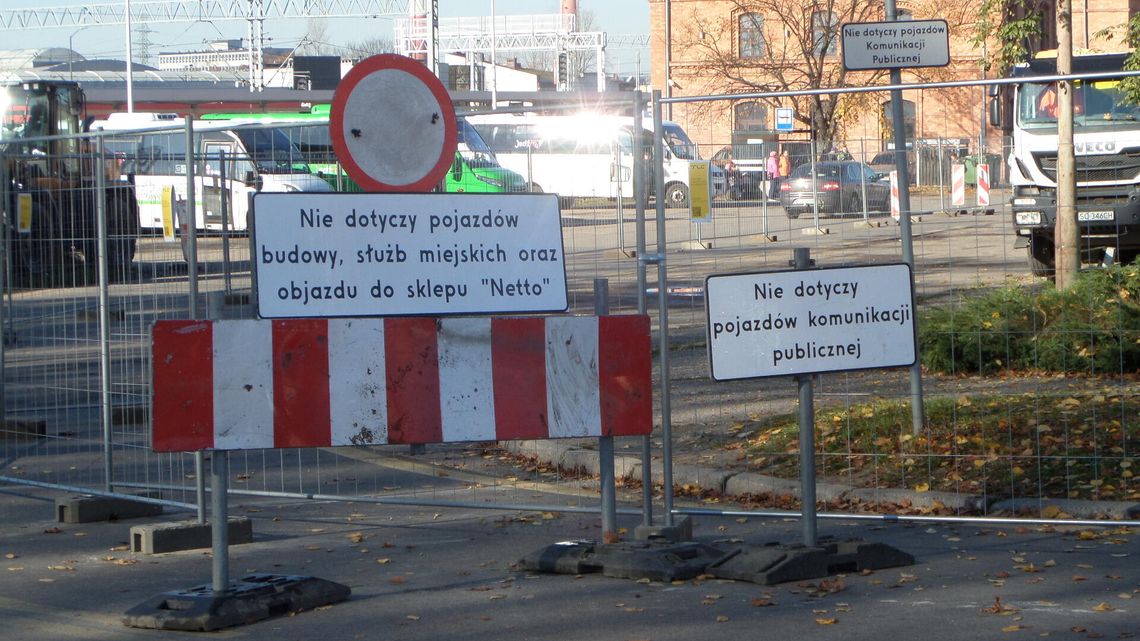 MYSZKÓW. ROZPOCZĘŁA SIĘ BUDOWA CENTRUM PRZESIADKOWEGO PRZED DWORCEM. ZMIANY I UTRUDNIENIA W ORGANIZACJI RUCHU. ZDJĘCIA