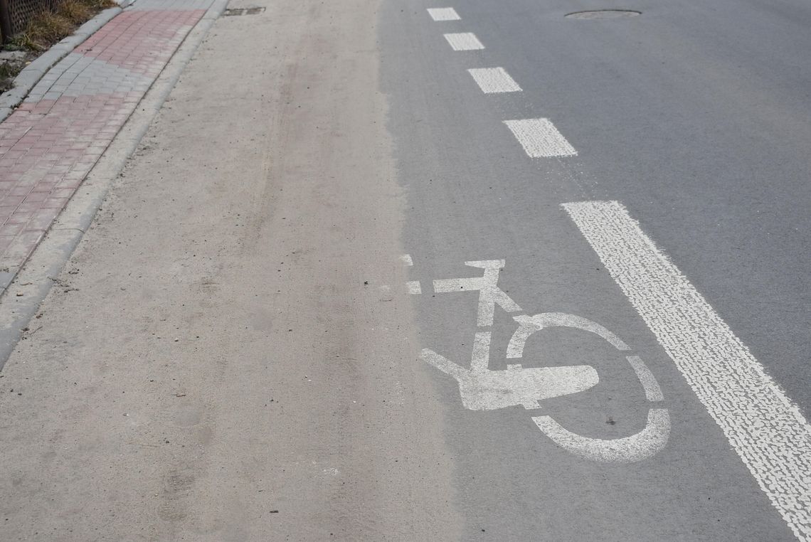 MYSZKÓW. ŚCIEŻKA ROWEROWA W ULICY ZAMENHOFA BRUDNA, ZAPIASZCZONA - NIEBEZPIECZNA