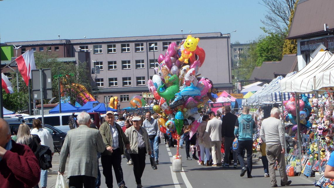 MYSZKÓW. TŁUMY NA STRAGANACH NA ODPUŚCIE ŚW. STANISŁAWA BISKUPA I MĘCZENNIKA. ZDJĘCIA MYSZKÓW. TŁUMY NA STRAGANACH NA ODPUŚCIE ŚW. STANISŁAWA BISKUPA I MĘCZENNIKA. ZDJĘCIA