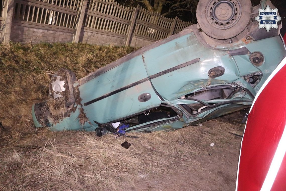 MYSZKÓW. TRAGICZNY WYPADEK W STAREJ HUCIE, ZGINĄŁ 33-LETNI PASAŻER AUTA. 21-LETNI KIEROWCA BYŁ NIETRZEŹWY. ŚLĄSKA POLICJA OGŁOSIŁA CZARNY ALERT