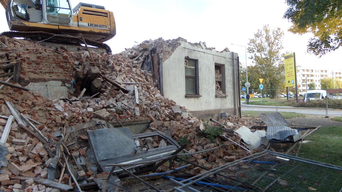 MYSZKÓW. WYBURZAJĄ BUDYNEK DAWNEGO DWORCA PKS PRZY RONDZIE FLAGI. ZDJĘCIA