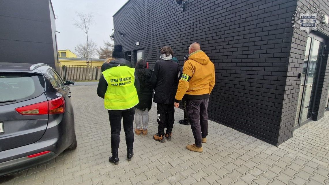 MYSZKOWSCY POLICJANCI ZATRZYMALI 4 POSZUKIWANYCH OBCOKRAJOWCÓW