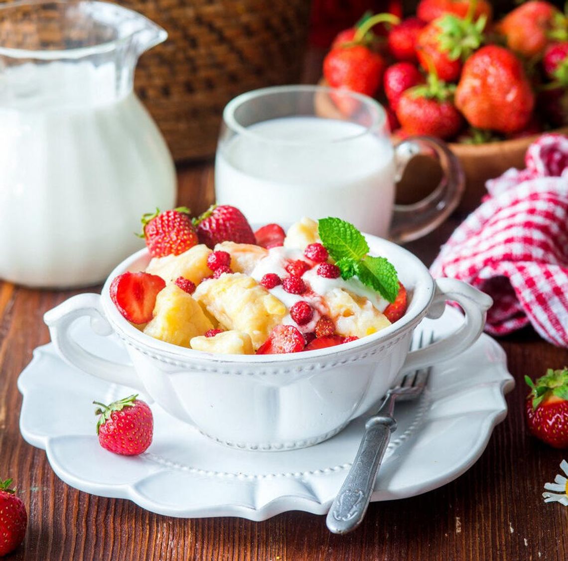Pierogi z owocami i śmietaną letni obiad który wszyscy lubimy