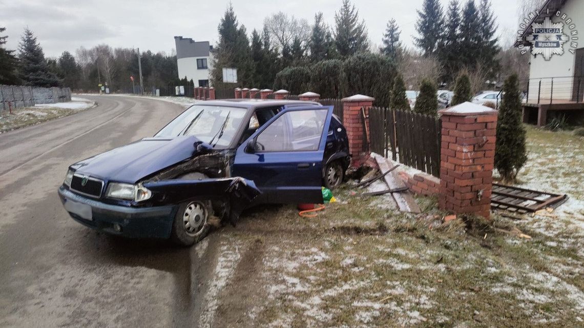 PIJANY KIEROWCA WJECHAŁ W PŁOT W ŻARKACH LETNISKO. ZDJĘCIA