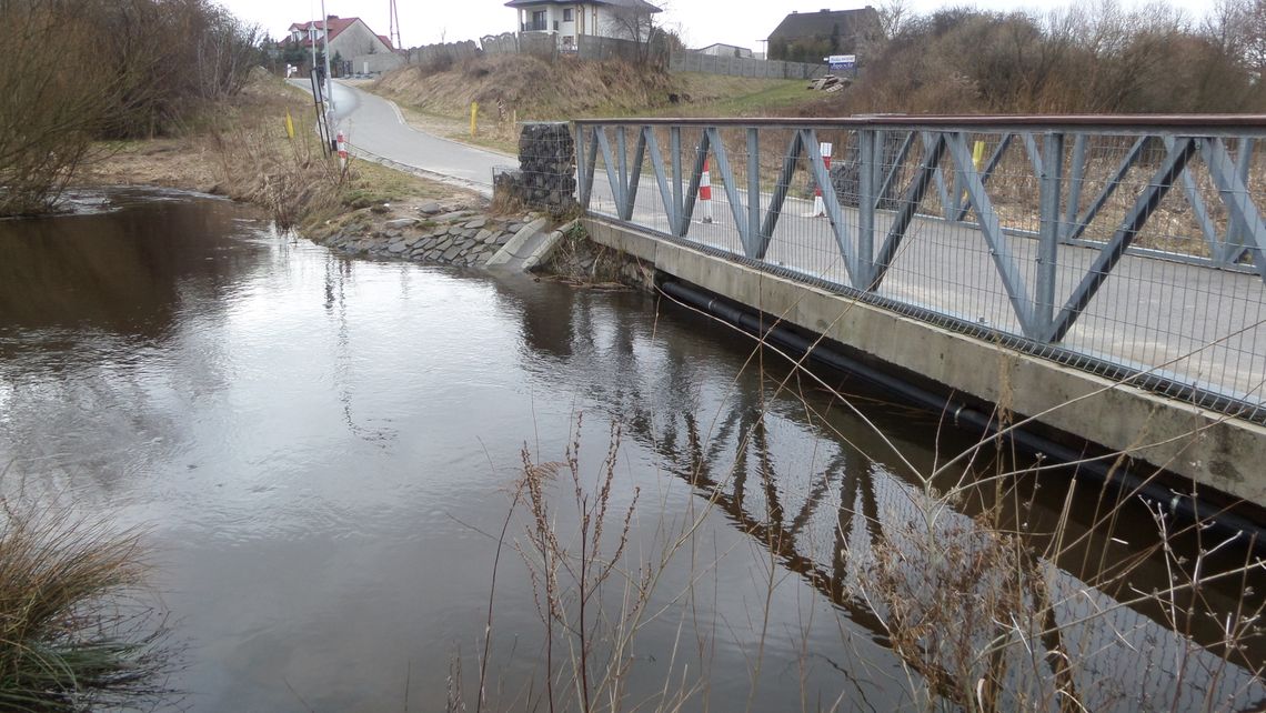 Po ulewnych deszczach w Myszkowie  woda prawie równo z mostem na potoku  Leśniówka