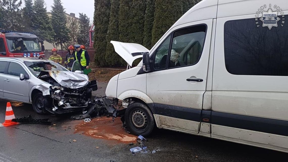 POLICJA. CZOŁOWE ZDERZENIE  DWÓCH SAMOCHODÓW. RANNA MIESZKANKA MYSZKOWA. ZDJĘCIA