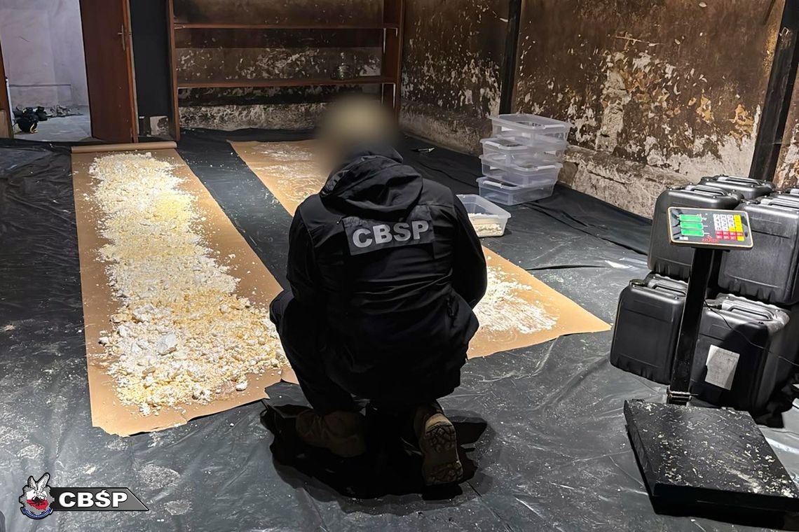 POLICJA ZLIKWIDOWAŁA NIELEGALNE LABORATORIUM NARKOTYKÓW W WOJEWÓDZTWIE ŚLĄSKIM. ZAREKWIROWANO JUŻ GOTOWE NARKOTYKI O WARTOŚCI 3,5 MILIONA ZŁOTYCH. ZDJĘCIA