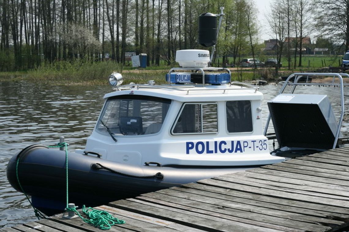 POLICJANCI Z POSTERUNKU WODNEGO W PORAJU URATOWALI 2 OSOBY