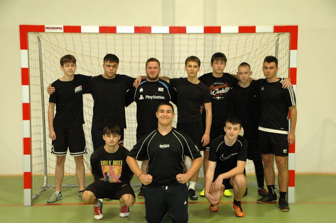 POZOSTAŁA TYLKO JEDNA NIEPOKONANA DRUŻYNA