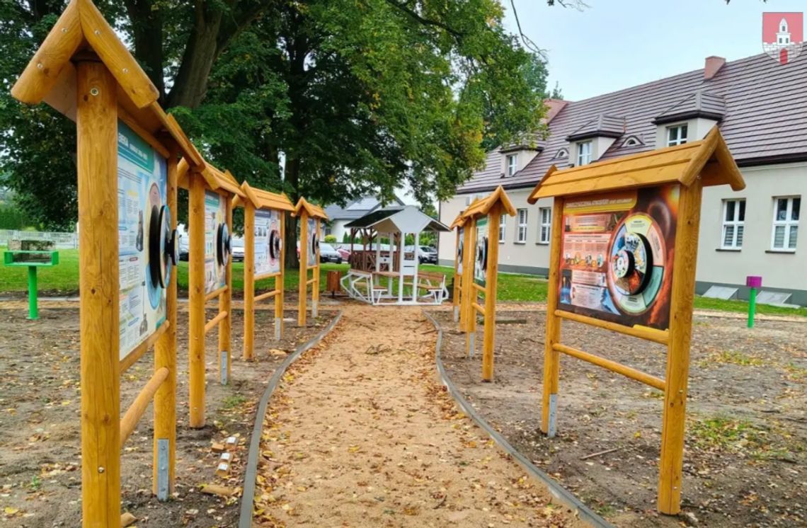 Przy szkole w Podlesiu powstał naukowy eko-plac zabaw. Inwestycja za 279 tys. zł w gminie Lelów Przy szkole w Podlesiu powstał naukowy eko-plac zabaw. Inwestycja za 279 tys. zł w gminie Lelów