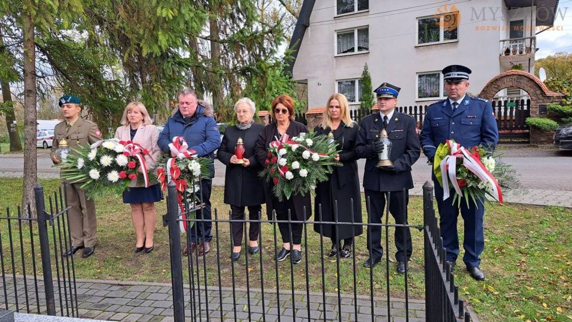 Samorządowcy zapalili znicz płk. Teodorowi Cieszkowskiemu w Myszkowie