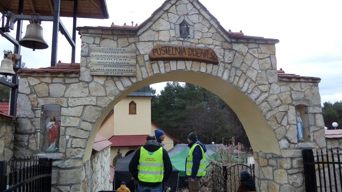 SUSPENDOWANY KSIĄDZ GALUS ATAKUJE BISKUPA CZĘSTOCHOWSKIEGO. SANKTUARIUM LEŚNIOWSKIE PROTESTUJE PRZECIWKO WIZYCIE ZWOLENNIIKÓW GALUSA I ICH AGITACJI