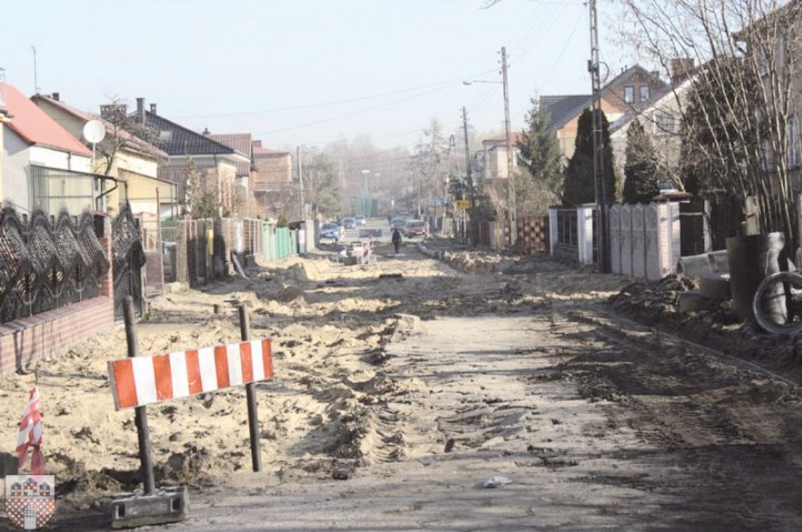 TRWAJĄ PRACE NA DROGACH GMINNYCH W ŻARKACH