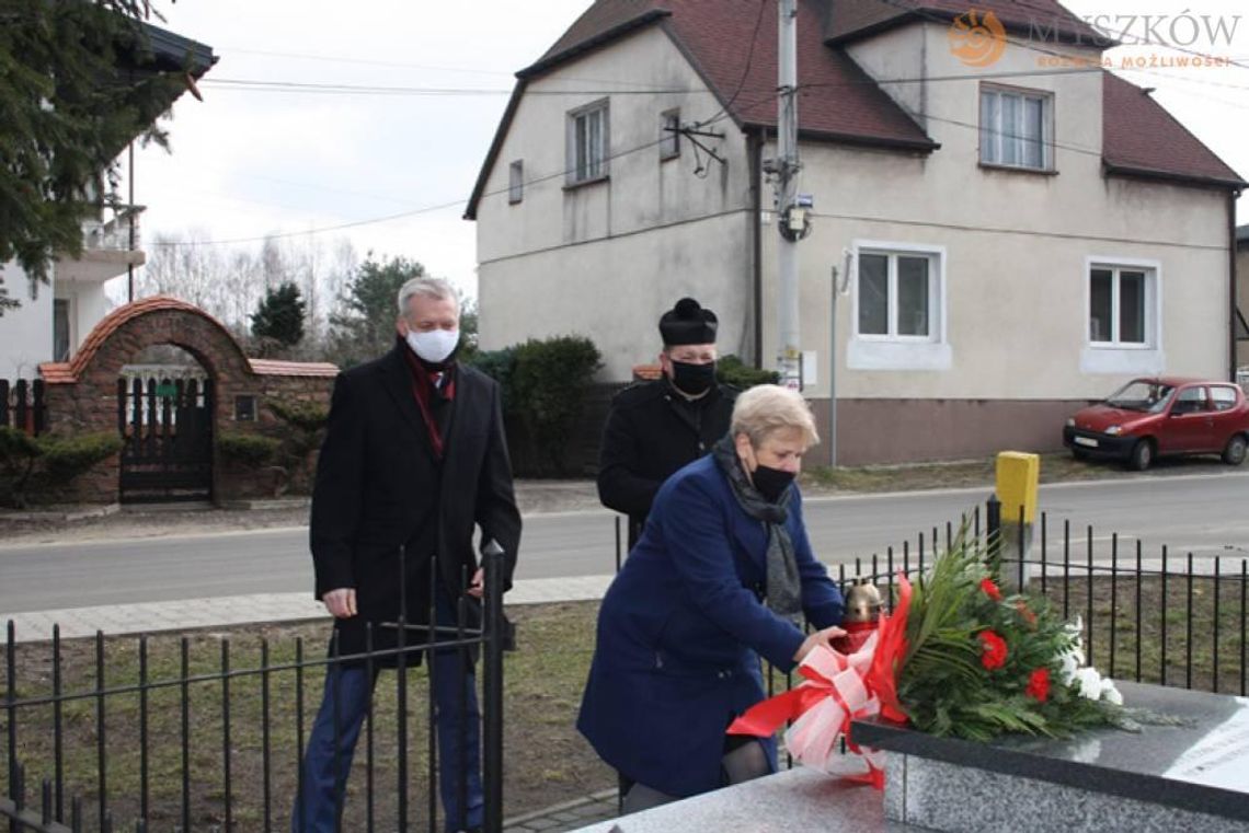 UCZCILI PAMIĘĆ O POWSTAŃCACH