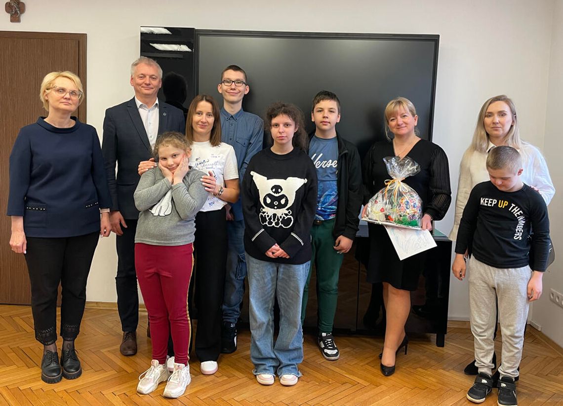 Uczniowie odwiedzili urząd z okazji Dnia Autyzmu