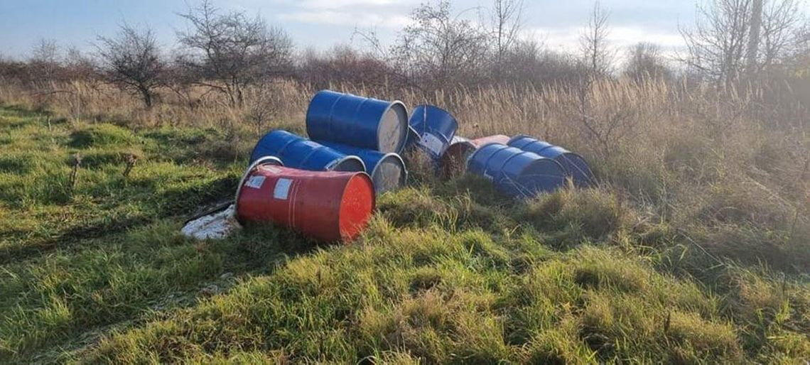 W Choroniu znowu podrzucono odpady: BADANIA WSKAŻĄ CO ZNAJDUJE SIĘ W BECZKACH