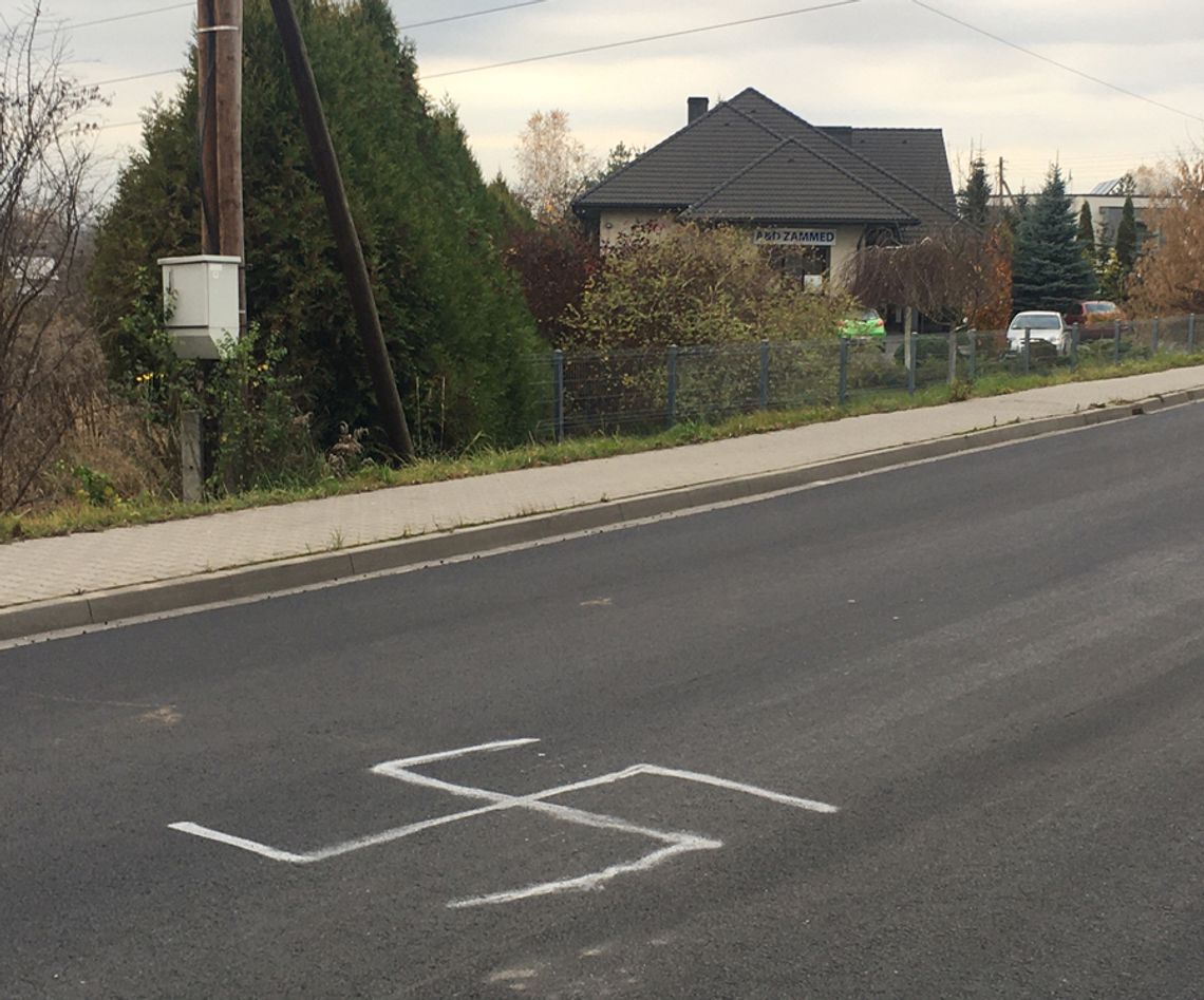 WIELKA SWASTYKA NA ŚRODKU DROGI POWIATOWEJ! POLICJA BADA SPRAWĘ PO NASZYM ARTYKULE