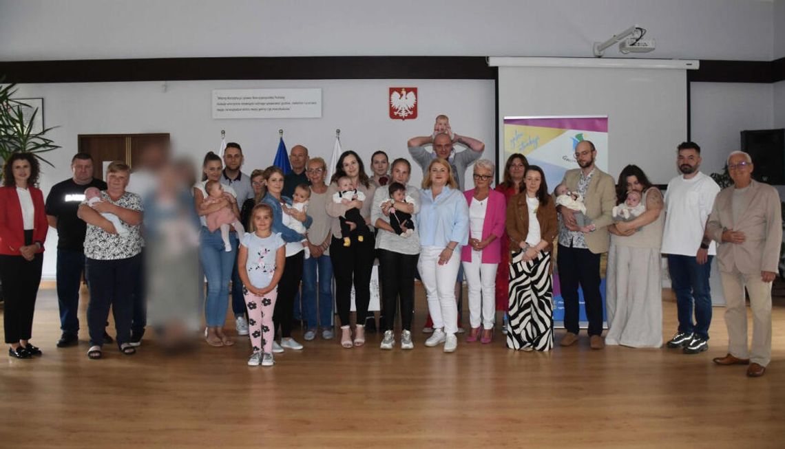 Wręczenie pierwszych wyprawek dla niemowlaków- Skarb Gminy Poraj