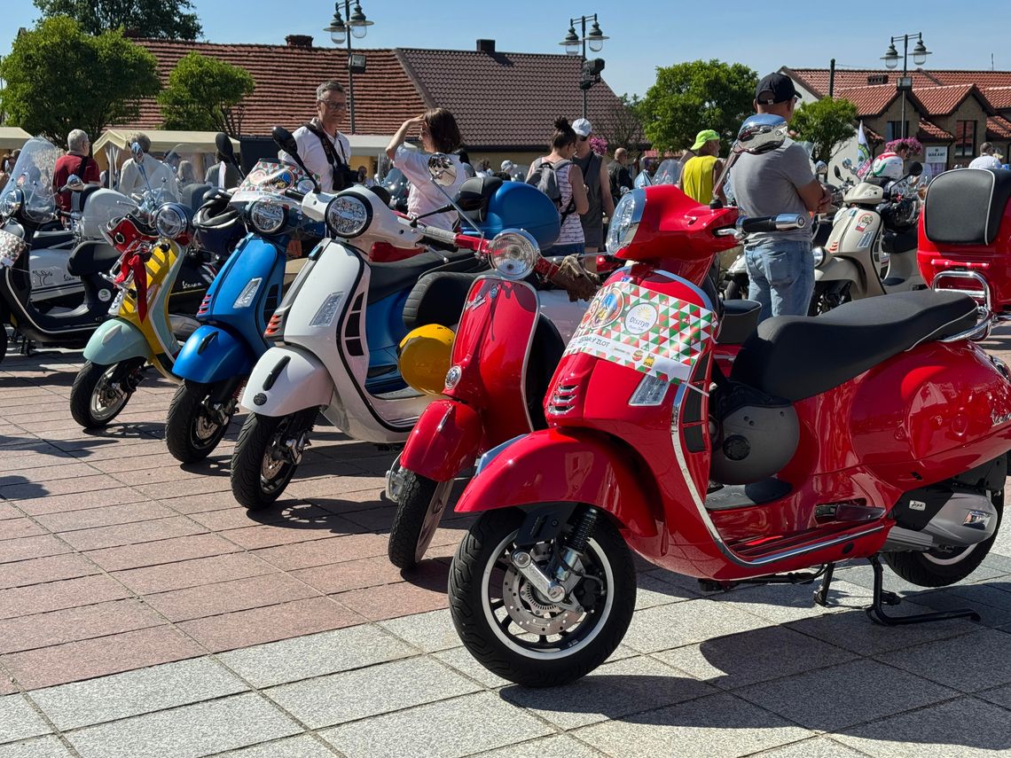 Za nami Vespaniały zlot Vespy w Olsztynie. Był rekord, około 215 skuterów na rynku!