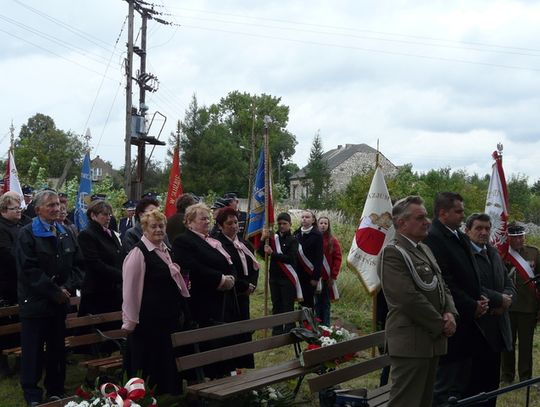 HOŁD WOJENNYM BOHATEROM