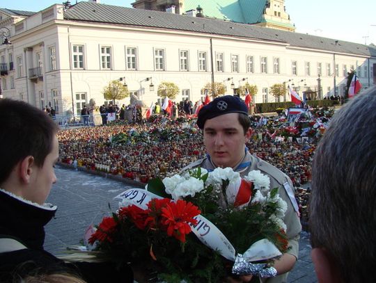 HOŁD GIMNAZJALISTÓW DLA PREZYDENCKIEJ PARY