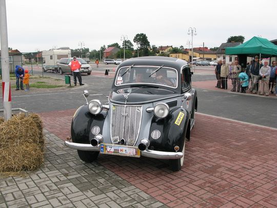 SAMOCHODEM RETRO PRZEZ JURĘ