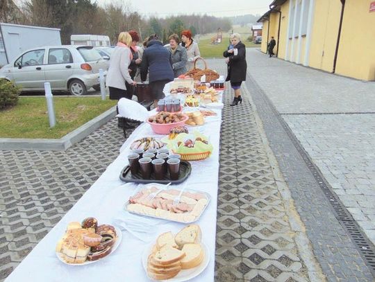 TU ŚNIADANIE WIELKANOCNE JE RAZEM CAŁA PARAFIA