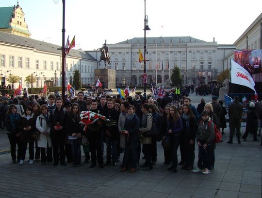 HOŁD GIMNAZJALISTÓW DLA PREZYDENCKIEJ PARY