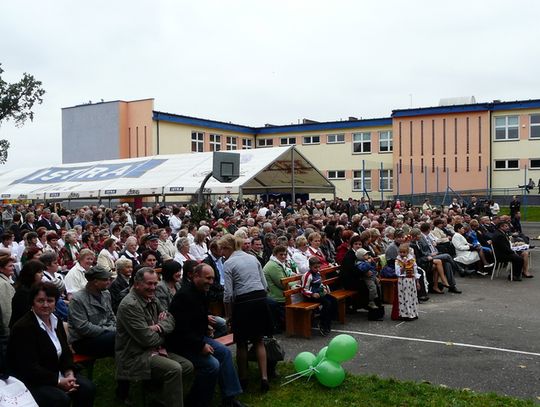 RADOŚĆ ZE ŻNIW W WIEŃCACH UKRYTA