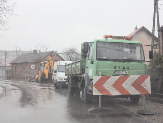 ZAŁATAJĄ DZIURY, WYREMONTUJĄ CHODNIKI