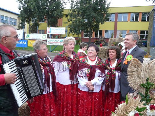 RADOŚĆ ZE ŻNIW W WIEŃCACH UKRYTA