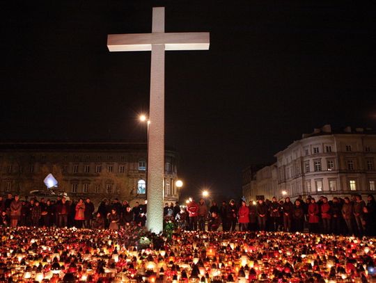 ŚWIAT PATRZY JAK POLSKA PŁACZE