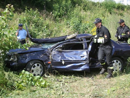 SAMOCHÓD SPADŁ Z WIADUKTU