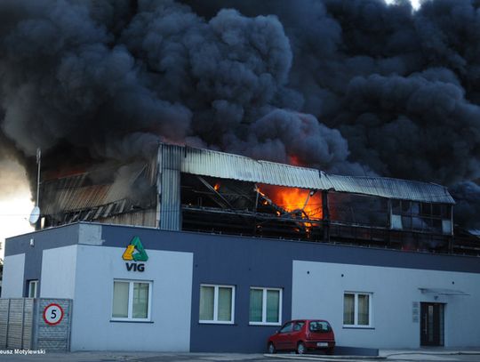 OGROMNY POŻAR. SPALIŁA SIĘ HALA RECYKLINGU!