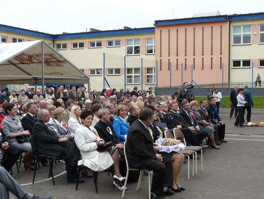 RADOŚĆ ZE ŻNIW W WIEŃCACH UKRYTA