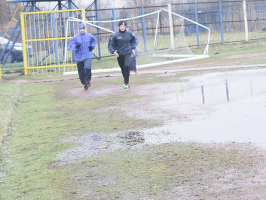 Boisko zalało sparingu nie było