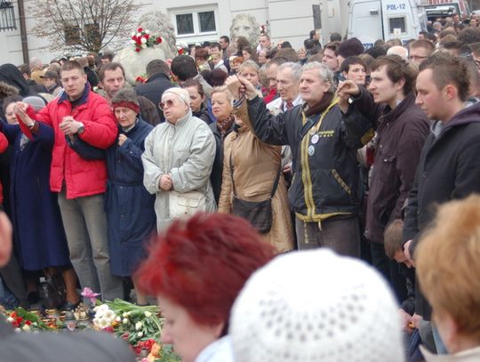 ŚWIAT PATRZY JAK POLSKA PŁACZE