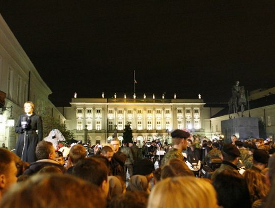 ŚWIAT PATRZY JAK POLSKA PŁACZE