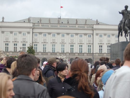 ŚWIAT PATRZY JAK POLSKA PŁACZE