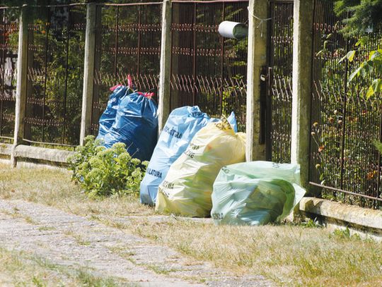 MIESZKANIEC ZA ŚMIECI PŁACI, A FIRMA NIE ODBIERA