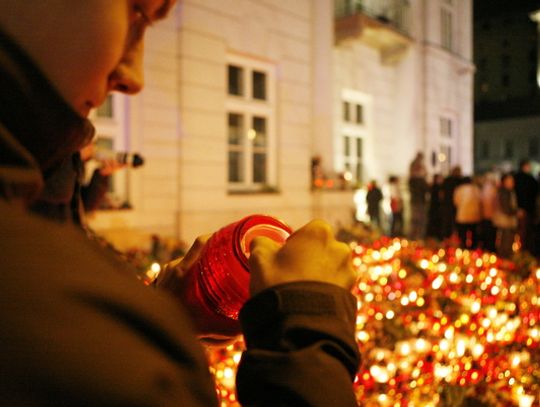 ŚWIAT PATRZY JAK POLSKA PŁACZE