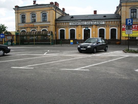 MIASTO ZARABIA NA PARKINGACH