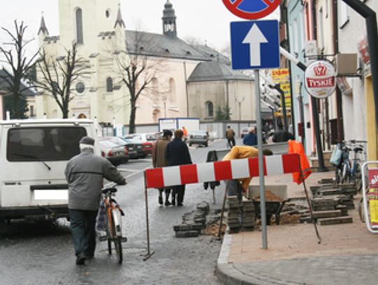 ŁADNY, NIEFUNKCJONALNY